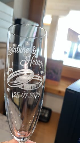 Kundenfoto des personalisierten Leonardo Sektglases im Wedding-Design mit eingravierten Namen und Hochzeitsdatum.