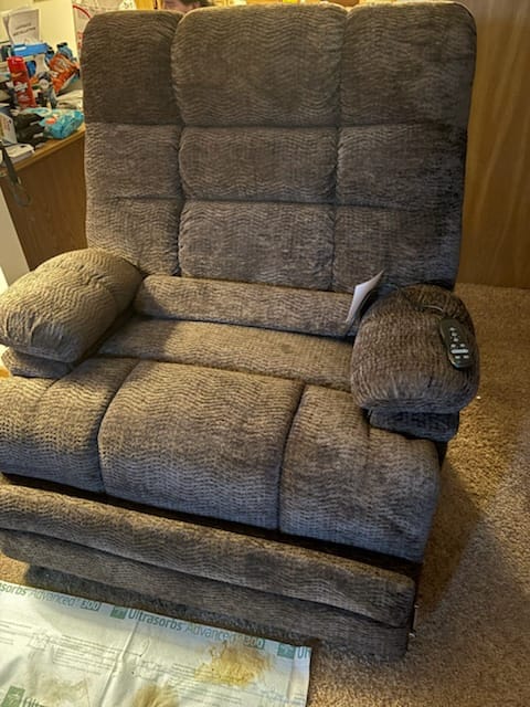 Customer photo review of 9205 EWT500 Heavy Duty Extra Wide Power Lift Recliner – Triple Motor, 500 lbs, Heat & Massage