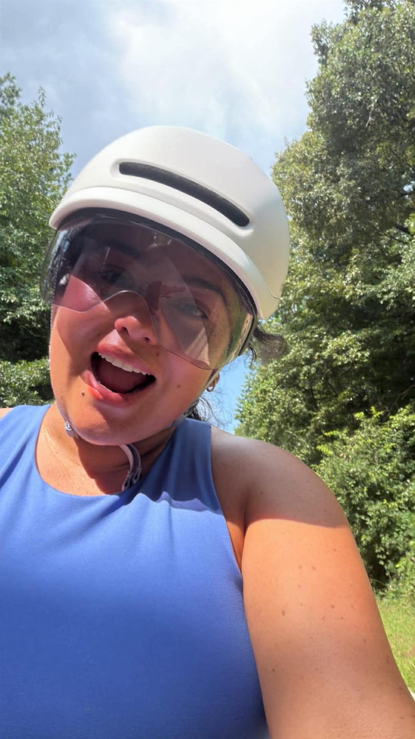 Recensione con foto di un cliente sulla visiera del casco