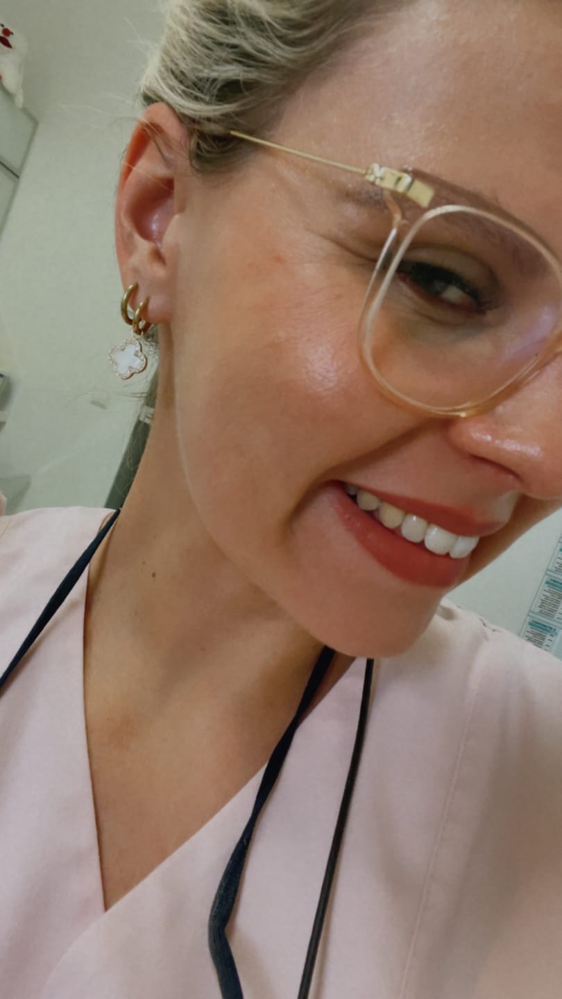 Customer photo review of Pave Perlmutt Lucky Leaf Ohrringe 14K Vergoldet