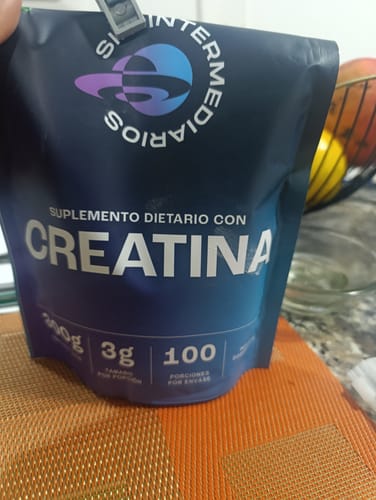 Customer's Creatina Monohidrato pouch, held in hand, showing product name and 300g size
