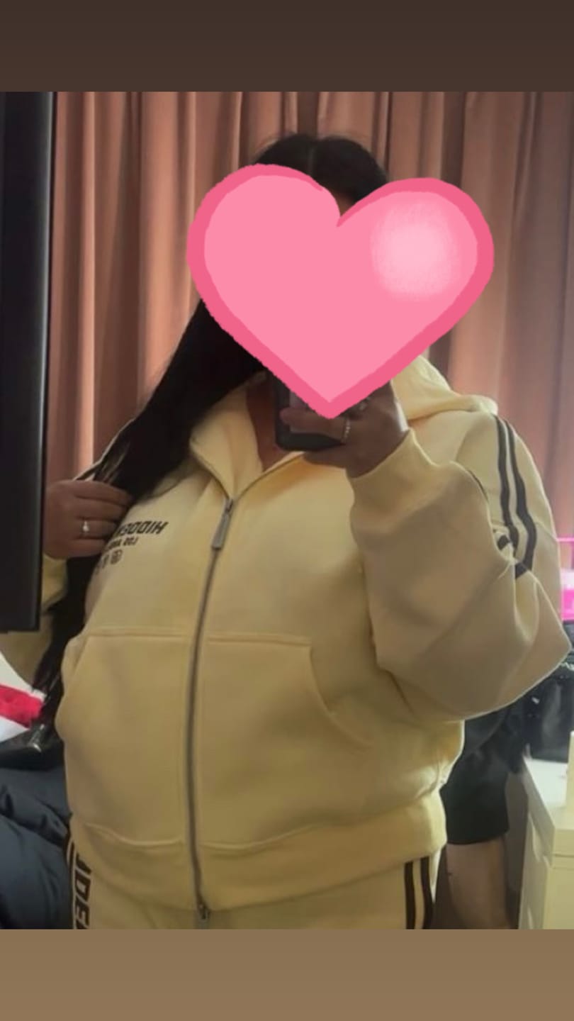 Avis client avec photo sur le SWEAT À CAPUCHE À FERMETURE ÉCLAIR RAYÉ JAUNE BEURRE/MARRON FONCÉ