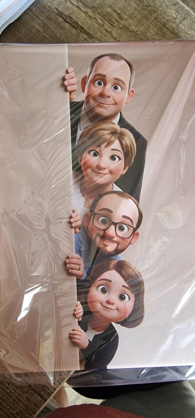 Customer photo review of Personalisierte Leinwand - Animiert hinter der Wand