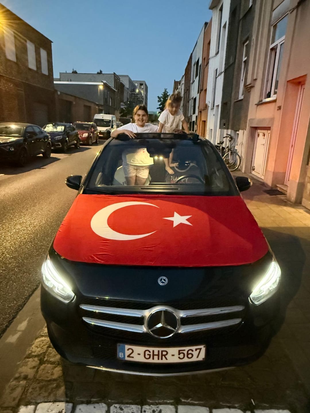 Customer photo review of Drapeau Capot Tissus Elastique (Compatible toute les voitures)