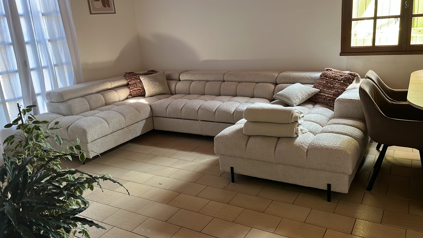 Customer photo review of Montceau – Canapé panoramique en U convertible avec coffre et têtières réglables