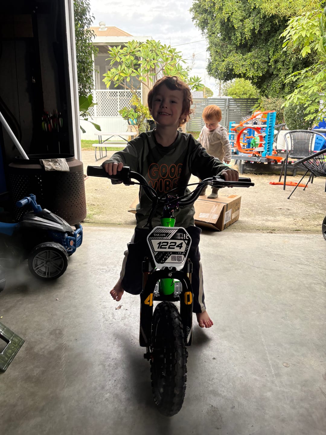 Customer photo review of Takani Electric Balance Bike 12'' - TK1224-RS Sparkle Green