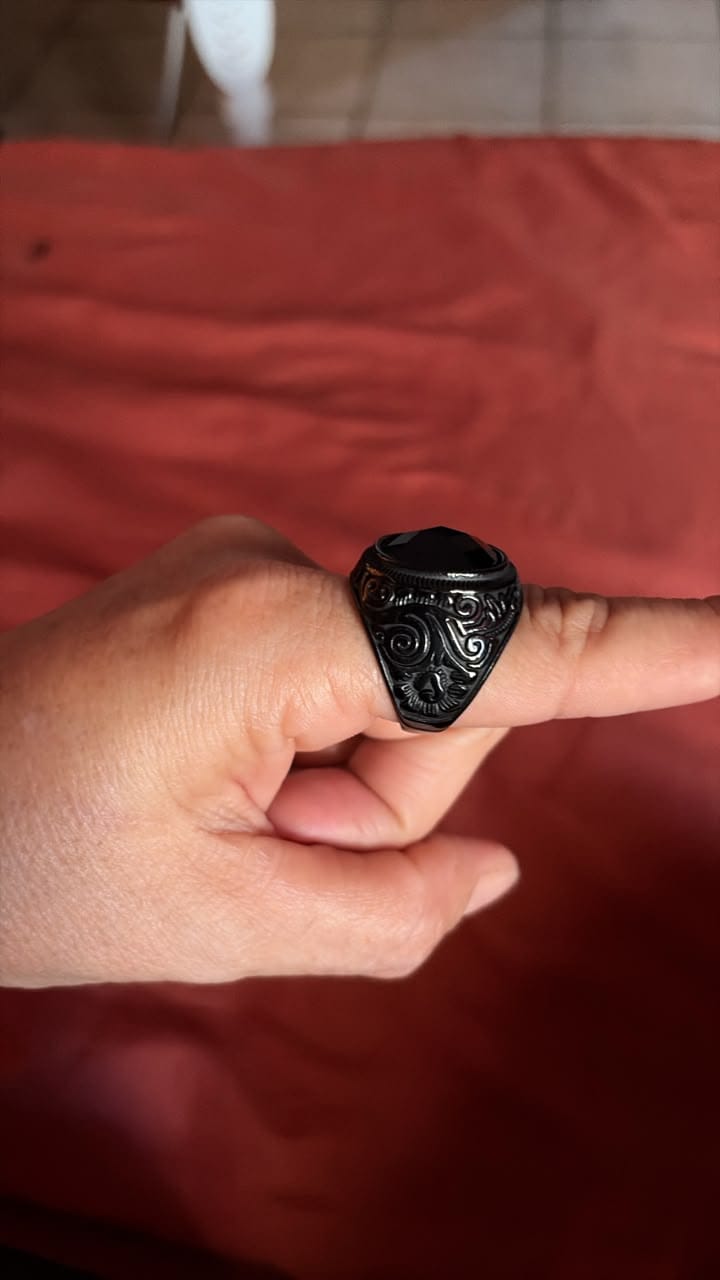 Customer photo review of Anillo Negro Piedra oscura