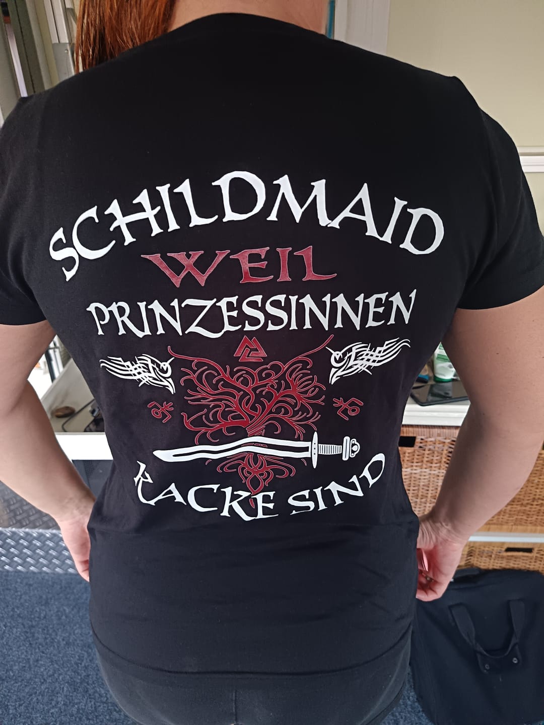 Customer photo review of Schildmaiden Premiumshirt Backprint Schildmaid-Weil-Prinzessinnen-Kacke-Sind-2.0.