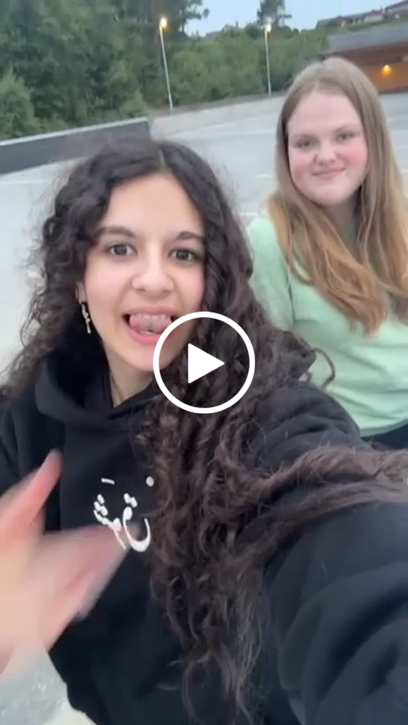 Customer video review of Ghalabany Al-ShawQ - غَلبَني الشَوق Hoodie (Unisex)