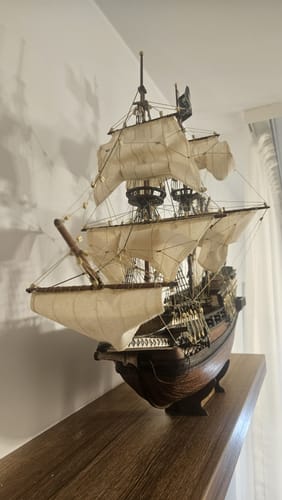 Customer's completed Maqueta Barco Buccaneer model ship displayed on a shelf.