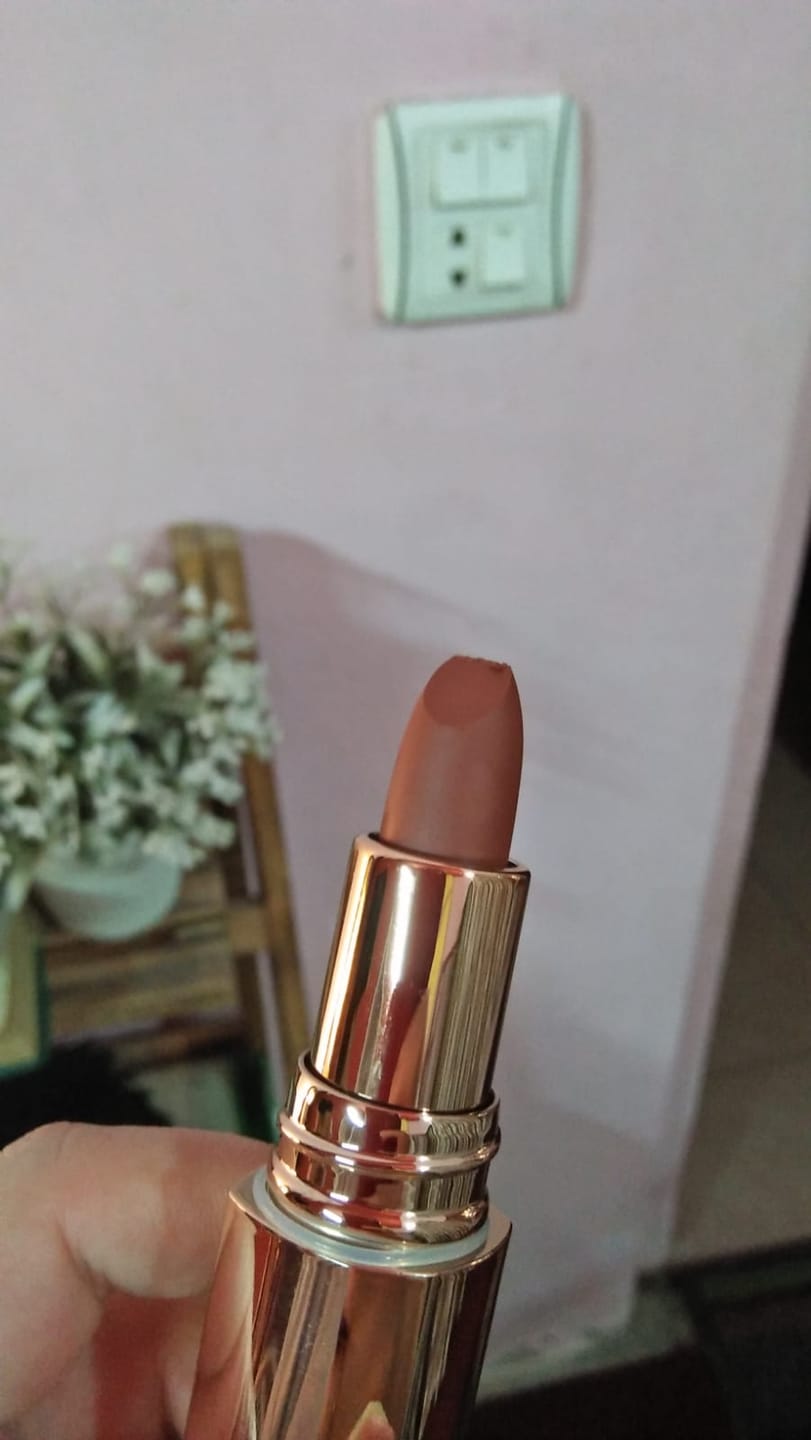 Customer photo review of O.TWO.O MISTY KISS LOCK COLOUR MATTE LIPSTICK