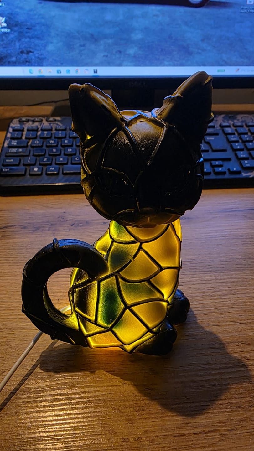 Customer photo review of Lampa Stołowa Szklana Tiffany w Kształcie Kota – Ręcznie Wykonana Lampa Dekoracyjna do Salonu i Sypialni