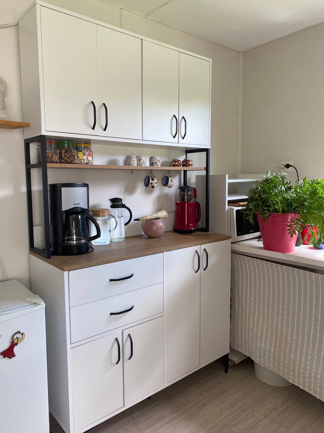 Customer photo review of Rani JE213 Kahve Köşesi Çok Amaçlı Dolap 8 Kapaklı 2 Çekmeceli Raflı Kiler Mutfak Dolabı Beyaz - Sepet Ceviz