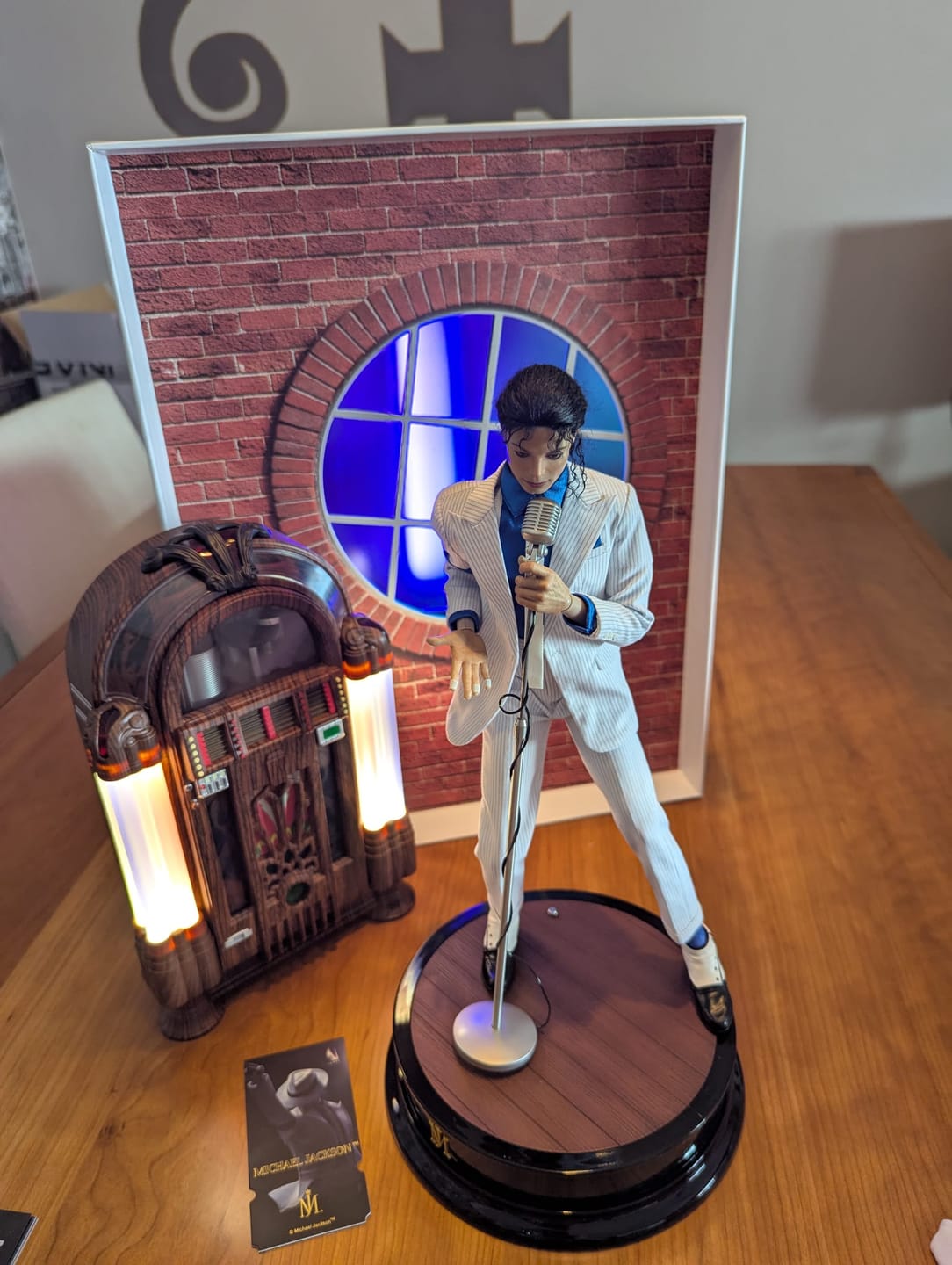 Customer photo review of MJ - Smooth Criminal 1/6 Collectible Figure