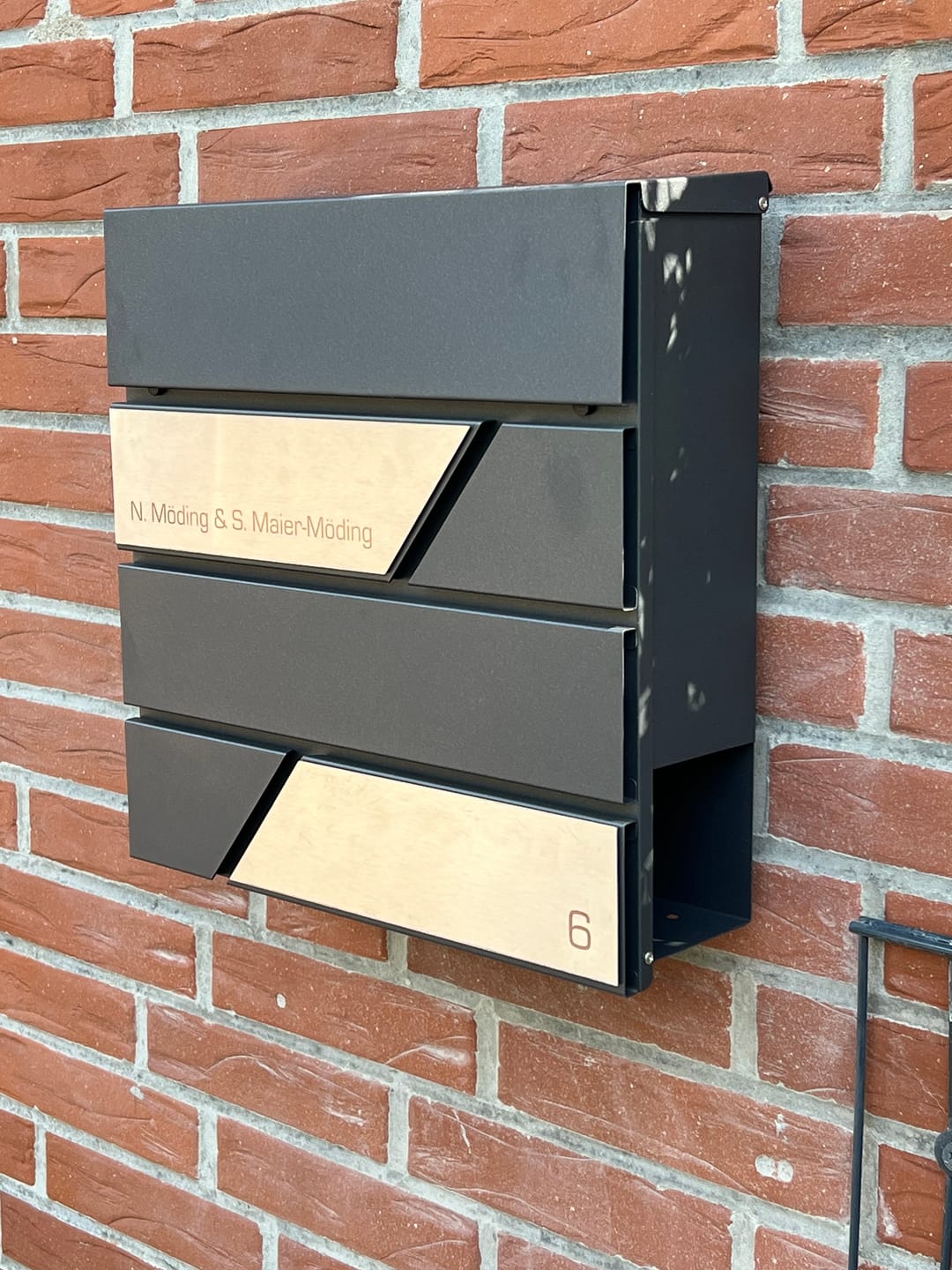 Customer photo review of AlbersDesign Briefkasten B1 Eisenglimmer (DB703) personalisiert mit Edelstahl-Schildern