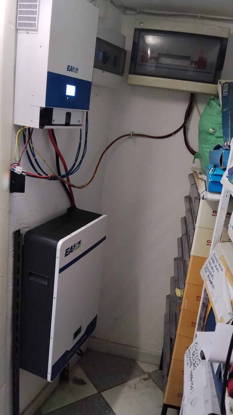 Customer photo review of Batteria Accumulo Solare LiFePO4 5kWh 51.2V 100Ah da Parete | Easun