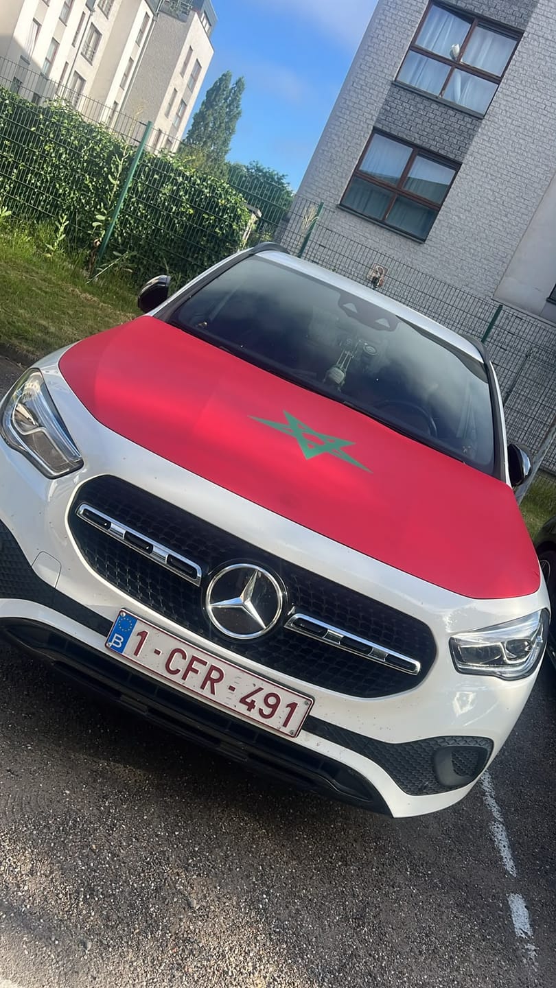 Customer photo review of Drapeau Capot Tissus Elastique (Compatible toute les voitures)