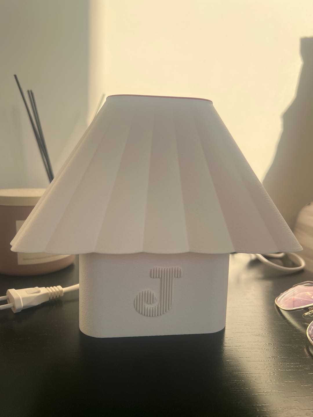 Customer photo review of Luminária Acalanto - Tecnologia SleepWave™ com Luz Vermelha