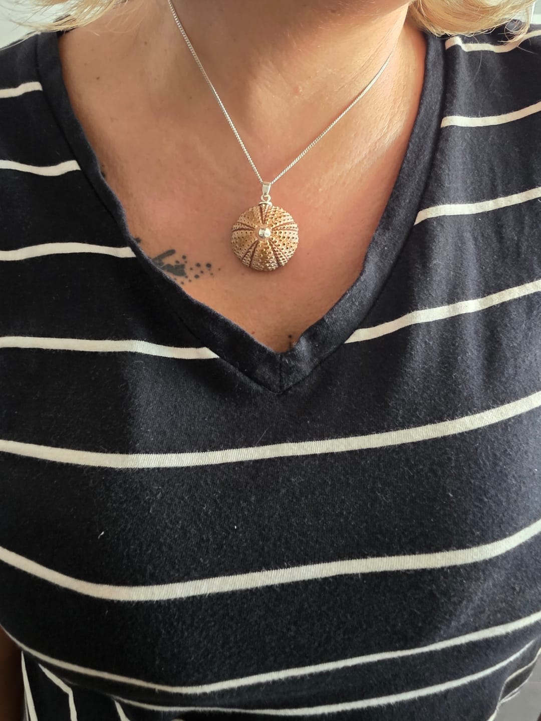 Customer photo review of Colgante Erizo Rosa Natural Mediano