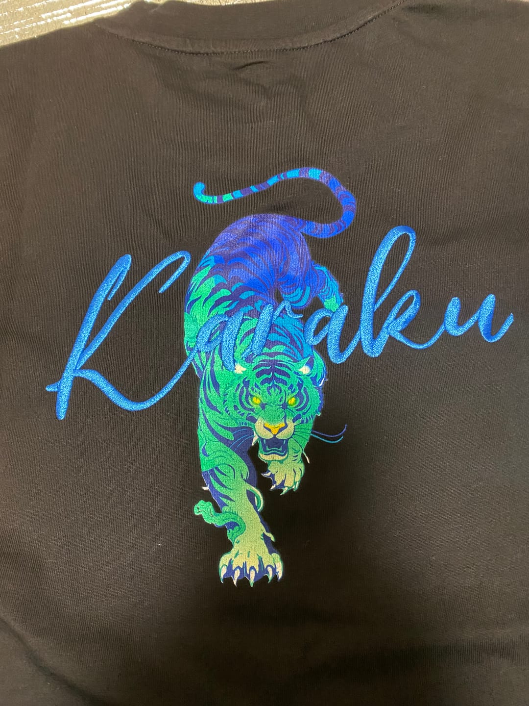 Customer photo review of 「光る目をした虎」プリント＆虎・KaraKu刺繡入りコットンTee