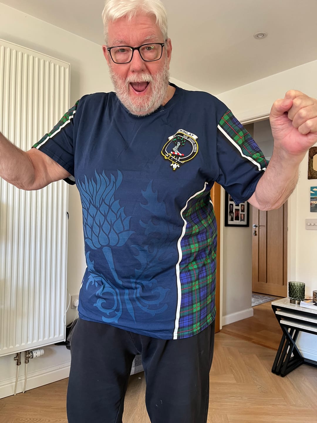 Customer photo review of MacKinlay (McKinlay) Tartan Cotton T-shirt with Family Crest and Scottish Thistle Vibes Sport Style