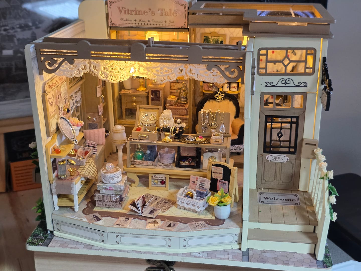 Customer photo review of Vitrine's Tale