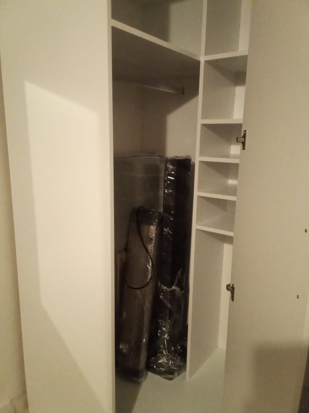 Customer photo review of Rani BA140 Köşe Modül Gardırop Tek Kapaklı 6 Raflı Askılı Elbise Dolabı Beyaz