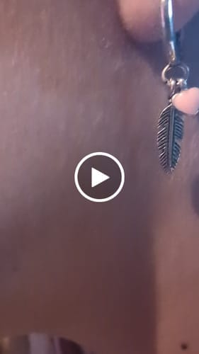 Customer photo review of Pendientes Plumas de Amor