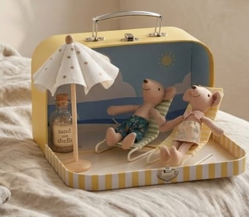 Customer photo review of Portable Dollhouse Carry Case Choose from Pink & Blue with Leather or Metal Handles - 1:12 Scale Suitcase (3 Styles)