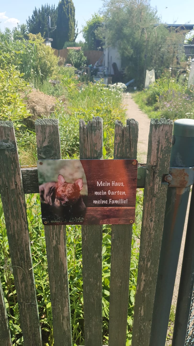 Customer photo review of Hunde-Türschild personalisiert mit Foto & Text (UV- und wetterfest)