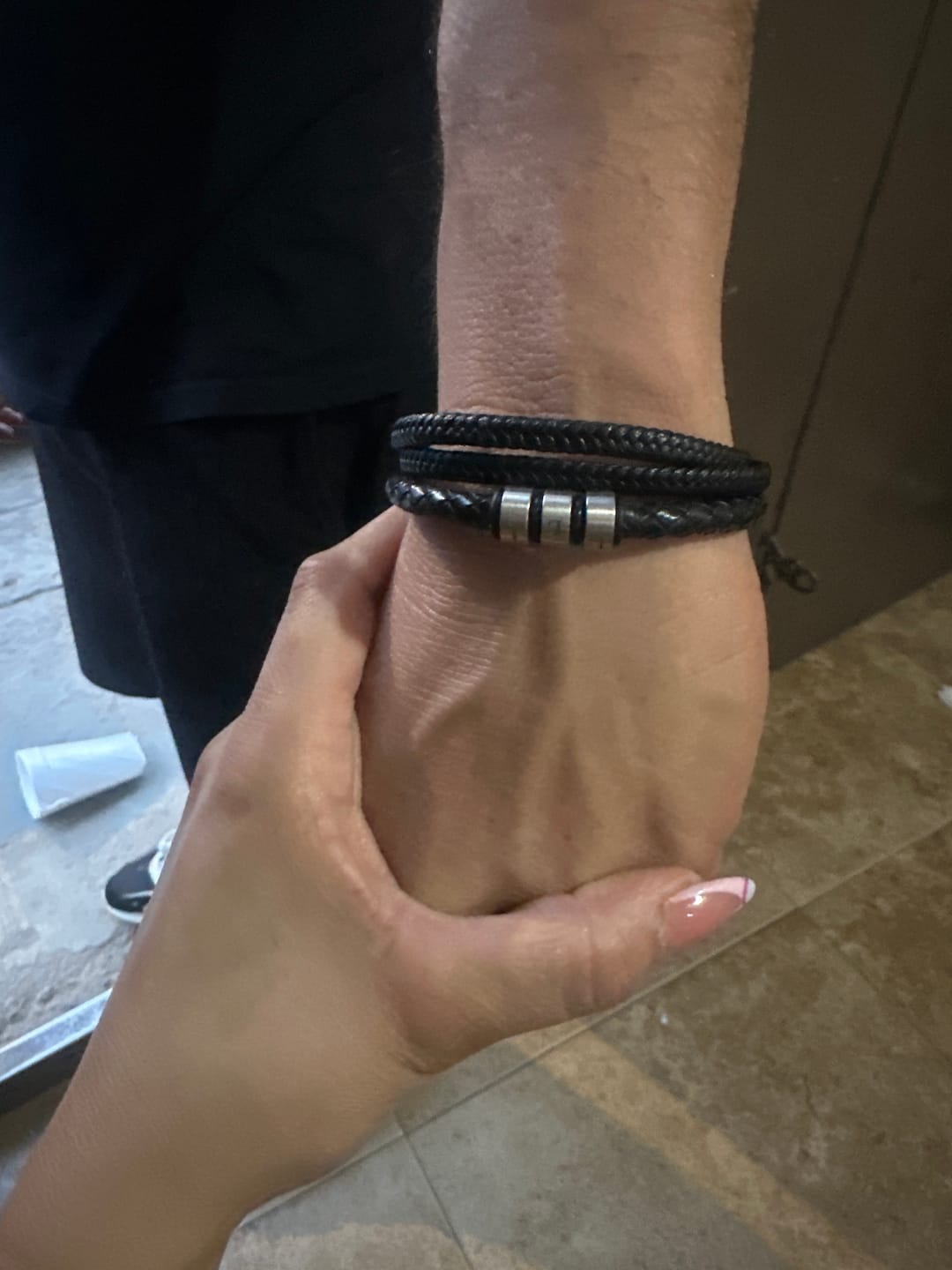 Customer photo review of Pulsera tipo piel para hombre 3 aros iniciales grabado láser -Regalo día del padre