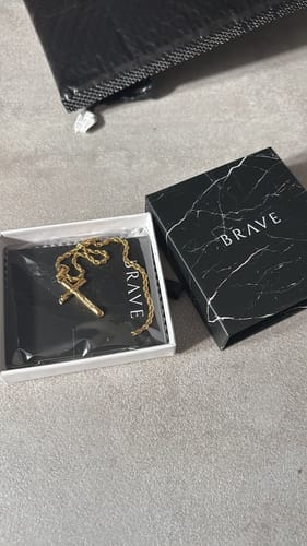 Customer photo review of Collar Hombre BRAVE Cruz Jesucristo