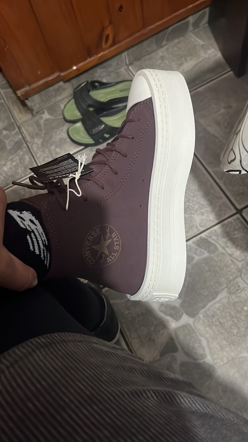 Customer photo review of Zapatillas Converse Chuck Taylor All Star Modern Bordo