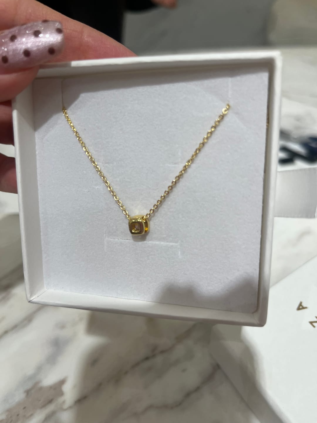 Customer photo review of Pulsera Dorada Bolitas Birthstone Cuadrado