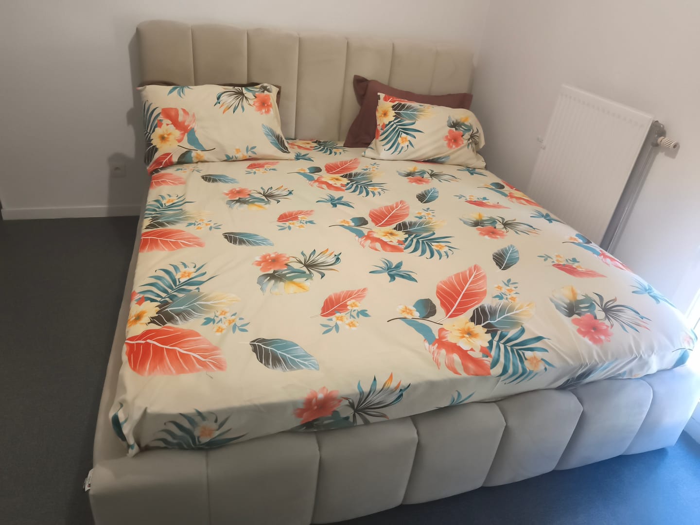 Customer photo review of Lit coffre design avec tête de lit matelassée - JADE