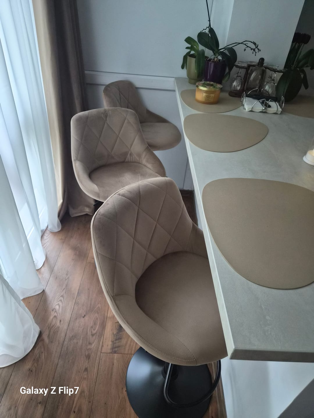 Customer photo review of Scaun de bar rotativ H101, bej/negru, stofa catifelata/metal, 47x45x84/106 cm