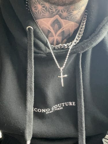 Customer photo review of Collar Hombre BRAVE Cruz Jesucristo