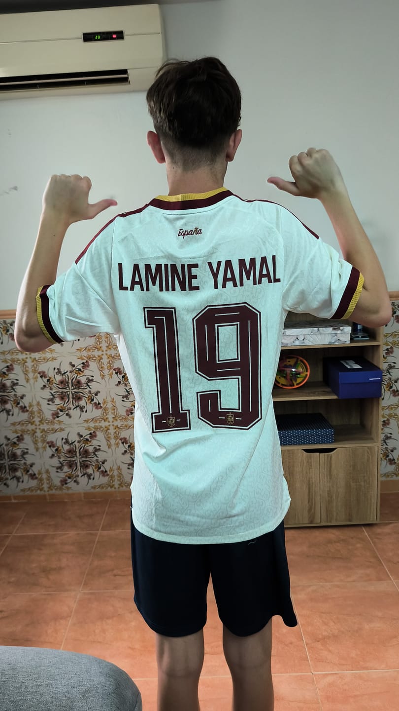 Customer photo review of CAMISETA MUNDIAL ESPAÑA AWAY 2026/27 PERSONALIZACIÓN LAMINE YAMAL