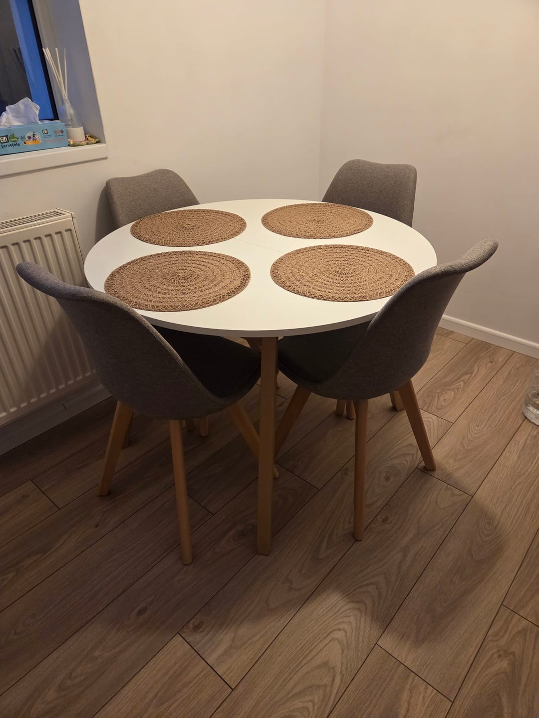 Customer photo review of Masa extensibila RUBEN, alb/stejar, 102/142x102x73 cm