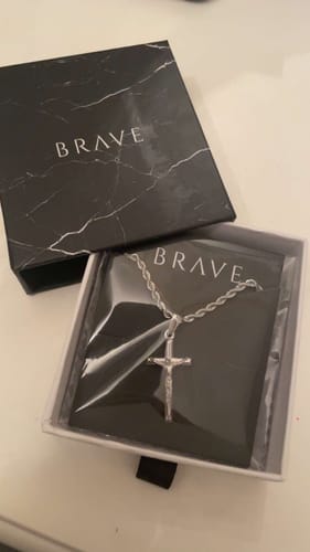 Customer photo review of Collar Hombre BRAVE Cruz Jesucristo