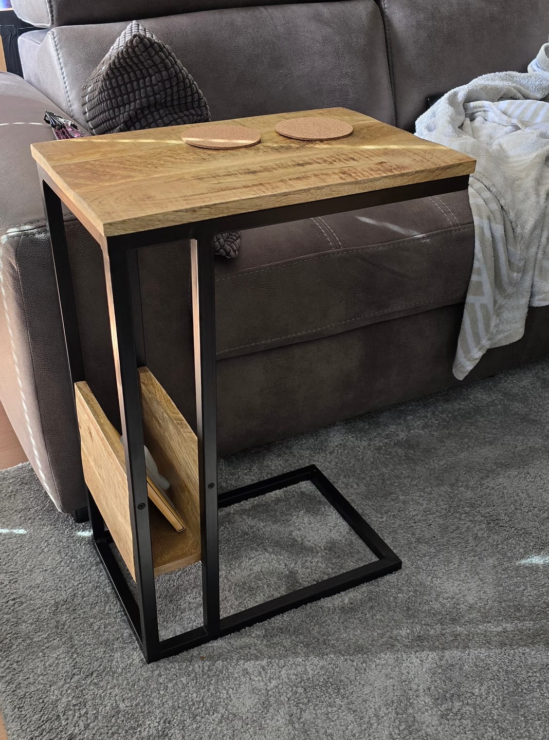 Customer photo review of Bijzettafel Britt voor over de bank | Mangohout en Staal | 45x29x69cm
