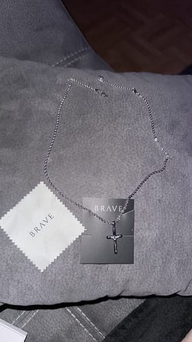 Customer photo review of Collar Hombre BRAVE Cruz Jesucristo