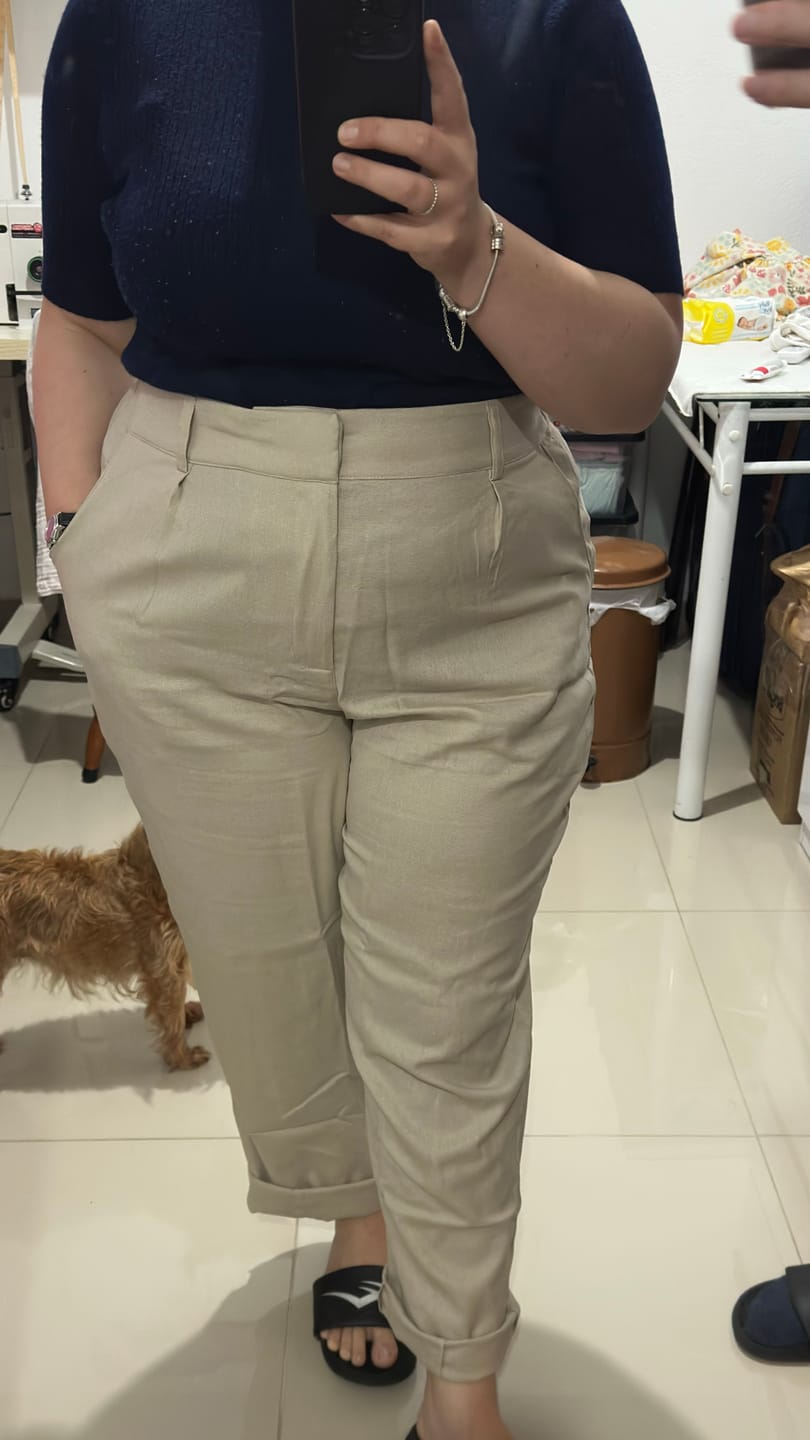 Customer photo review of Calça Slouchy Íris Bege Claro