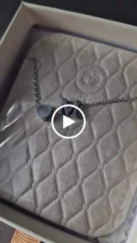 Customer photo review of Collar Letra Amor