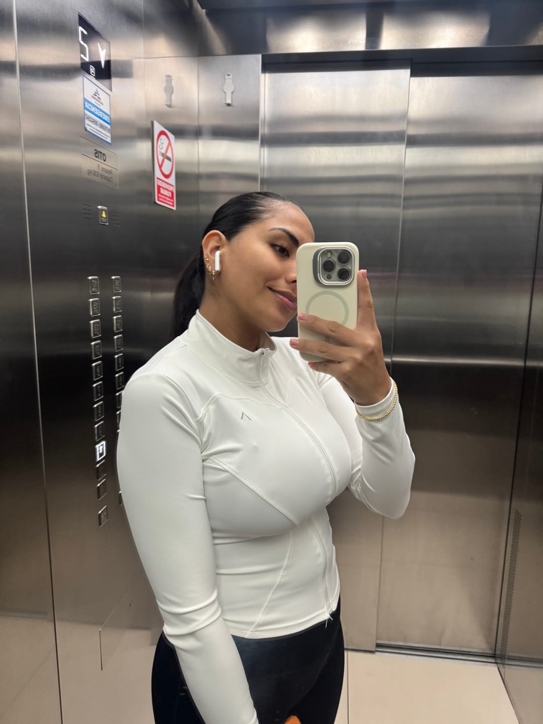 Customer photo review of Motion Flare Leggings Black