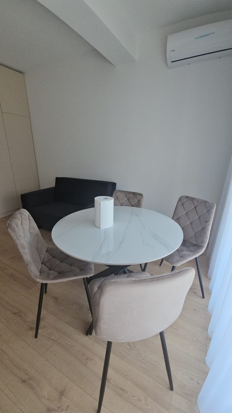 Customer photo review of Masa EDGAR 2, alb/negru, ceramica/metal, 100x100x76 cm