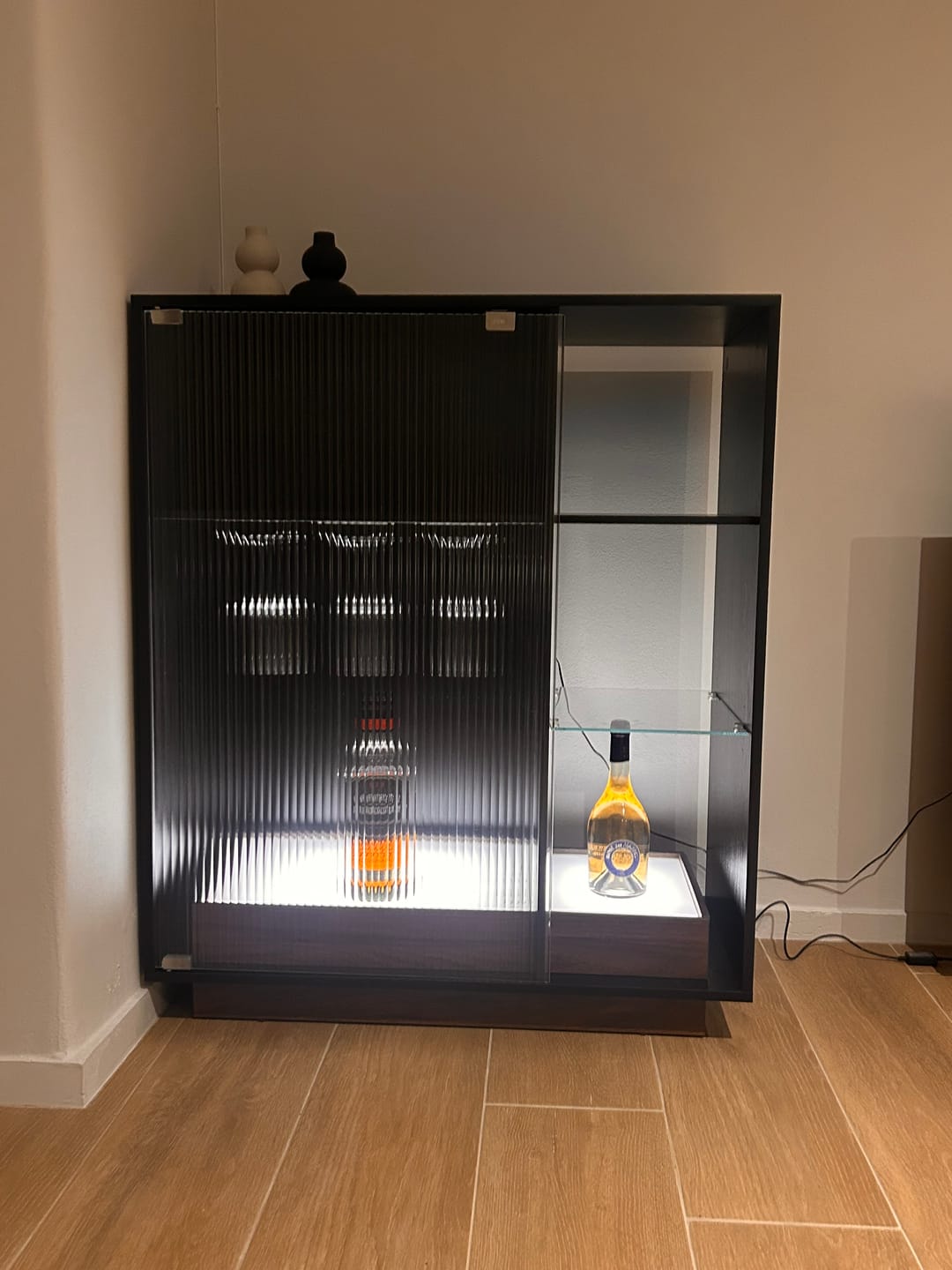 Customer photo review of Ντουλάπι Μπαρ Κάβα με Φωτισμό Μπουφές με LED Ρυθμιζόμενα Μπαράκι με θήκη για ποτήρια Γυάλινη πόρτα BB-K361B21