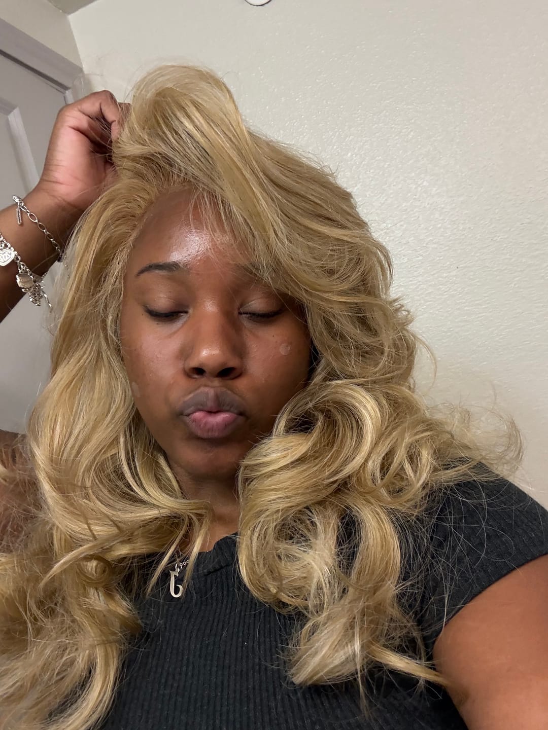 Customer photo review of Outre Perfect Hairline True Frontal Glueless Hand-Tied 13x6 HD Lace Front Wig - PEAK 701 - Pre-Shaped