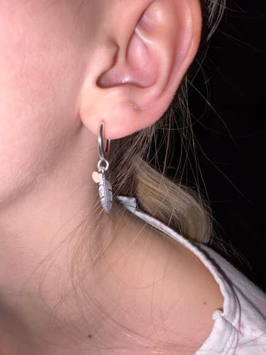Customer photo review of Pendientes Plumas de Amor