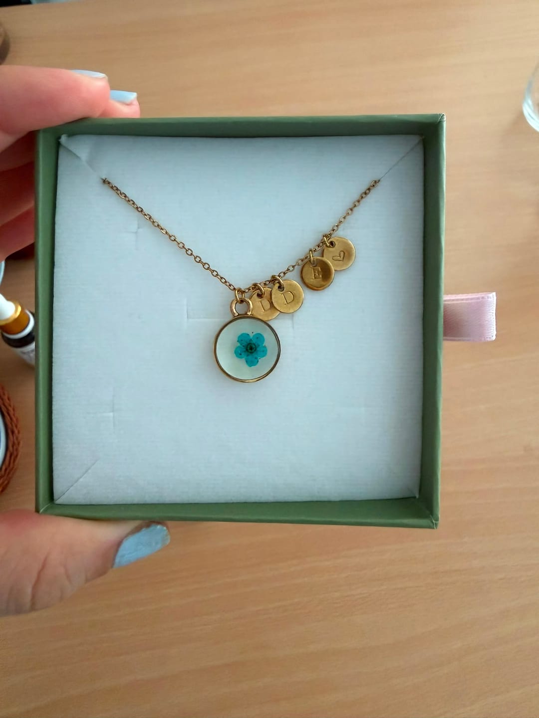 Customer photo review of Doğum Çiçeği Kolye